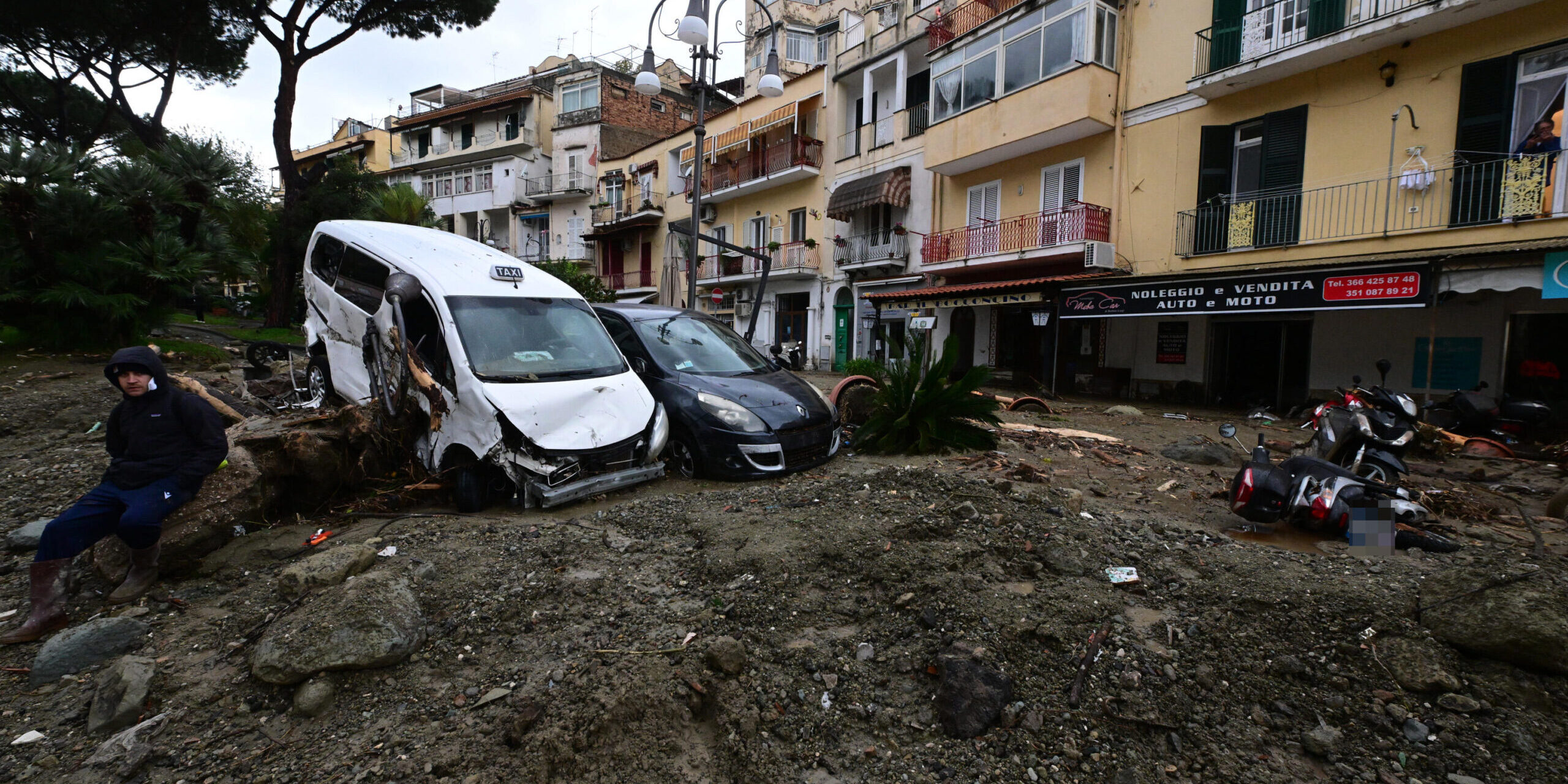 Frana per il maltempo a Casamicciola, auto finiscono in mare