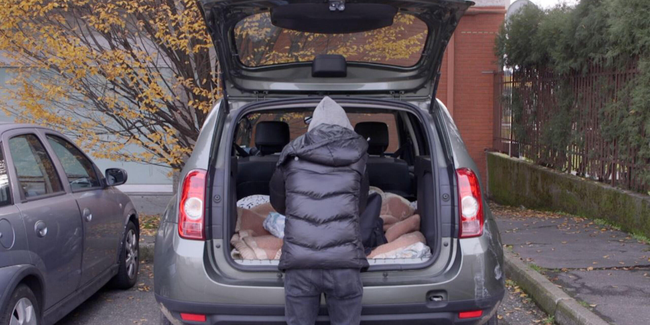 Senza una casa, famiglia con 3 bambini da mesi dorme in auto