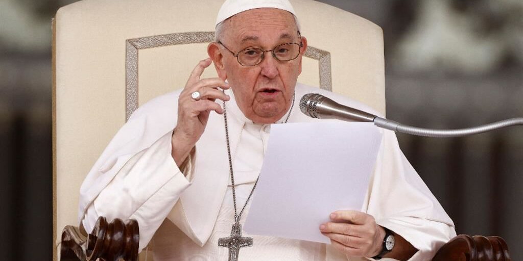 Pope-Francis-holds-we-(14389075)