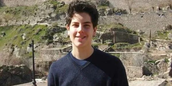 Carlo_Acutis_gray_sweater.jpg