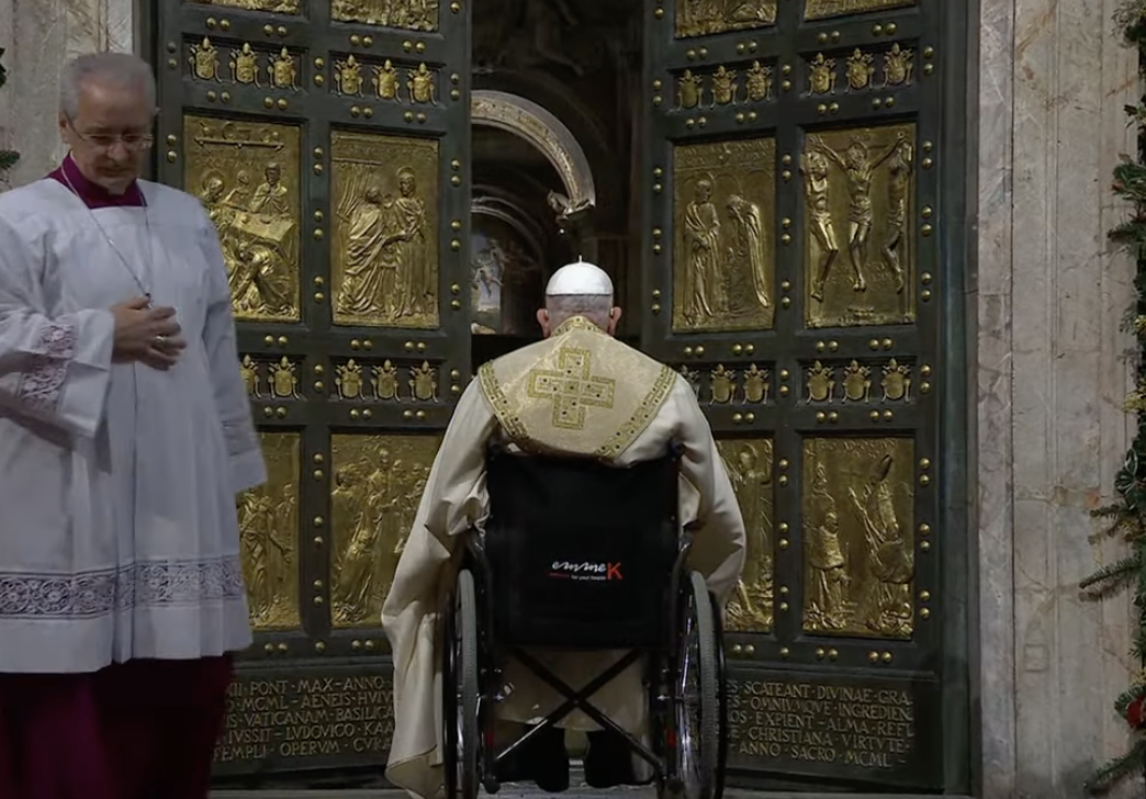 PAPA FRANCESCO HA APERTO LA PORTA SANTA, È COMINCIATO IL GIUBILEO