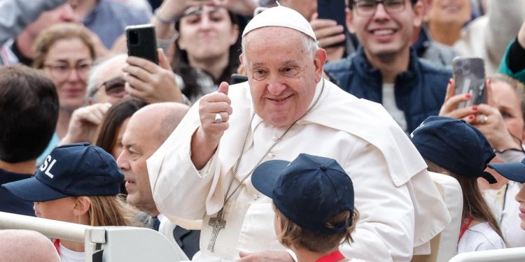 papa_francesco_vaticano_chiesa_papamobile_fedeli_ansa_2024-750×375