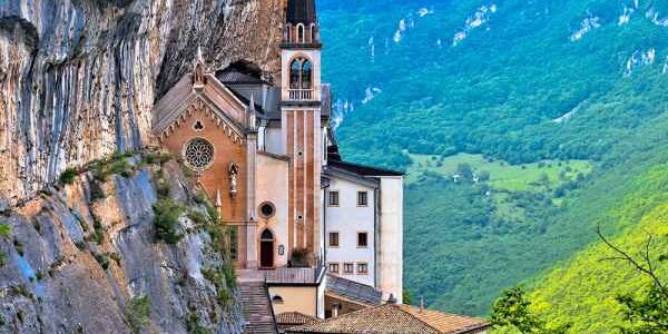 12-sentiero-di-maria-pellegrinaggio-mariano-verso-santuario-madonna-della-corona